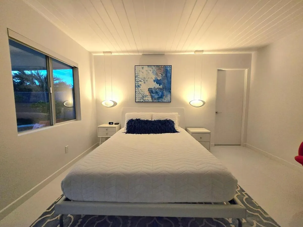 As Seen On Hgtv Desert Flippers The Pink Door 棕榈泉 美国