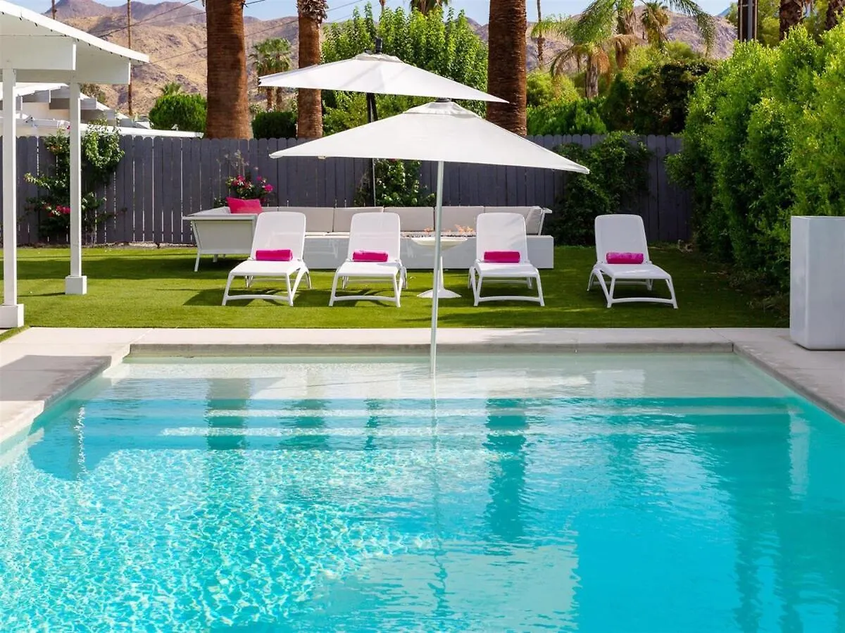 As Seen On Hgtv Desert Flippers The Pink Door 棕榈泉