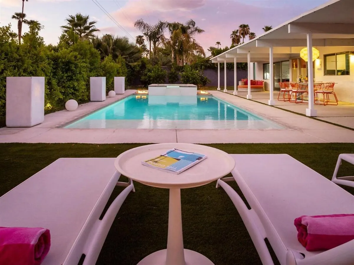 As Seen On Hgtv Desert Flippers The Pink Door 棕榈泉 0*,