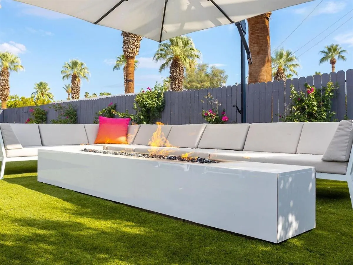 As Seen On Hgtv Desert Flippers The Pink Door 棕榈泉 0*,